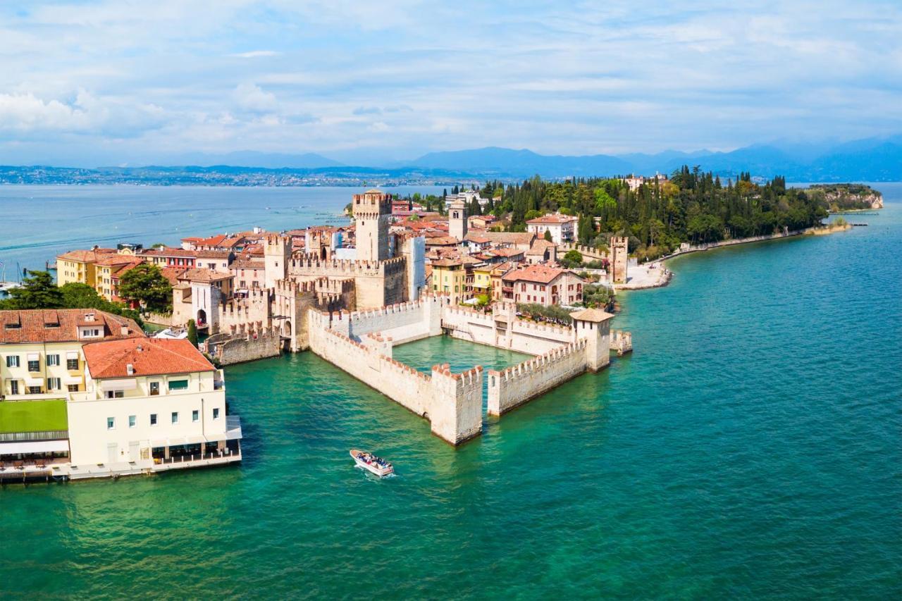 Apartment Charme And Relax With Garden And Swimming Pool Desenzano del Garda Eksteriør billede