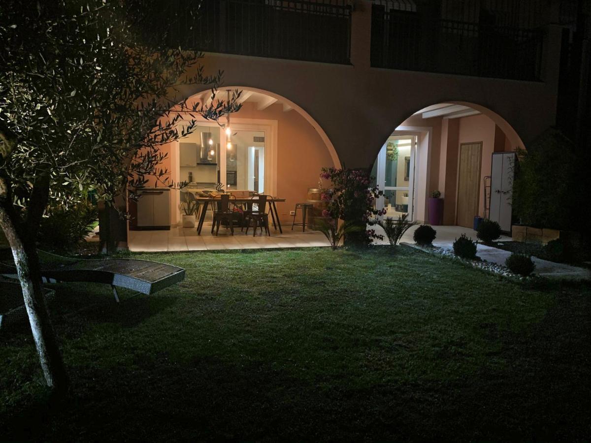 Apartment Charme And Relax With Garden And Swimming Pool Desenzano del Garda Eksteriør billede